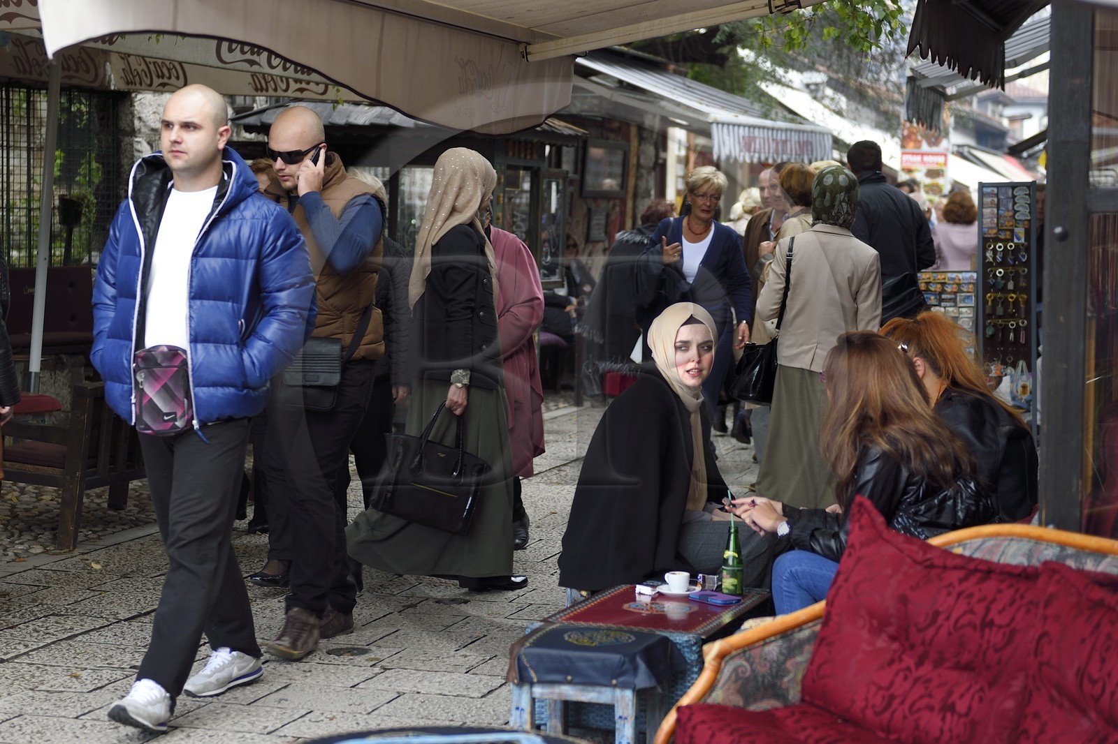 Bosnie-Herzégovine, Sarajevo, quartier de Bascarsija dans la vieille ville, la rue Bravadziluk célèbre pour ses restaurants de Burek et cevapi, jeunes filles voilées et non voilées assises ensemble à la terrasse d'un café