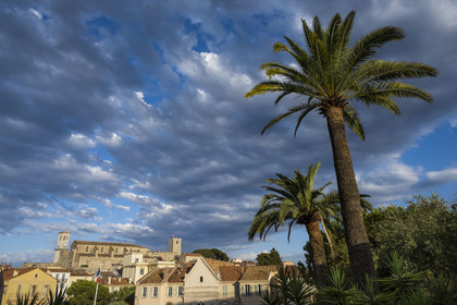 France, Alpes-Maritimes, Cannes, the old town in the Le Suquet district, at its summit the Suquet Tower and the bell tower of the Notre-Dame-de-l'Espérance church