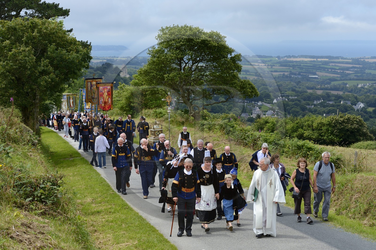 France, Finistère (29), Locronan, labellisé Les Plus Beaux Villages de France, procession de la petite Troménie, en arrière plan l'église Saint Ronan