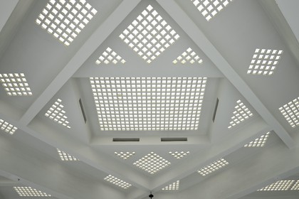 France, Var (83), Hyères, la villa Noailles concue par l'architecte Robert Mallet Stevens, le plafond en pavé de verre de la piscine