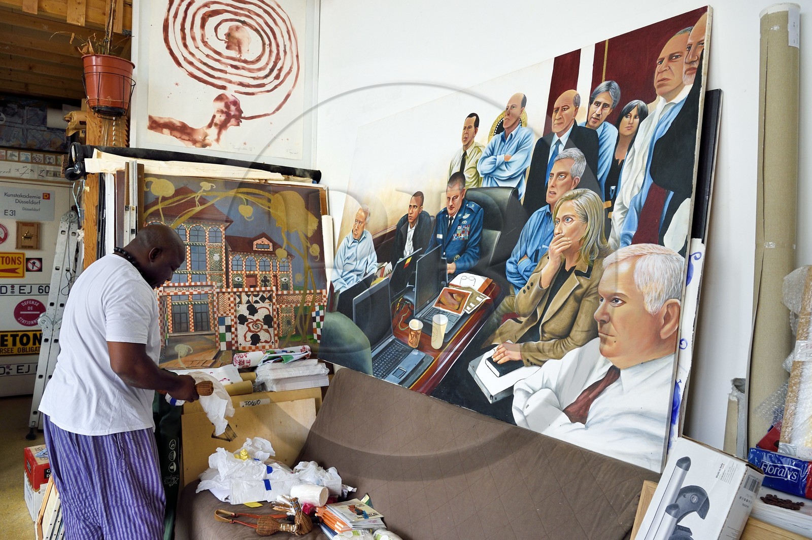 France, Paris (75), Barthelemy Toguo, l'artiste fondateur de Bandjoun Station au Cameroun (représenté dans la peinture en arrière plan), dans son atelier parisien