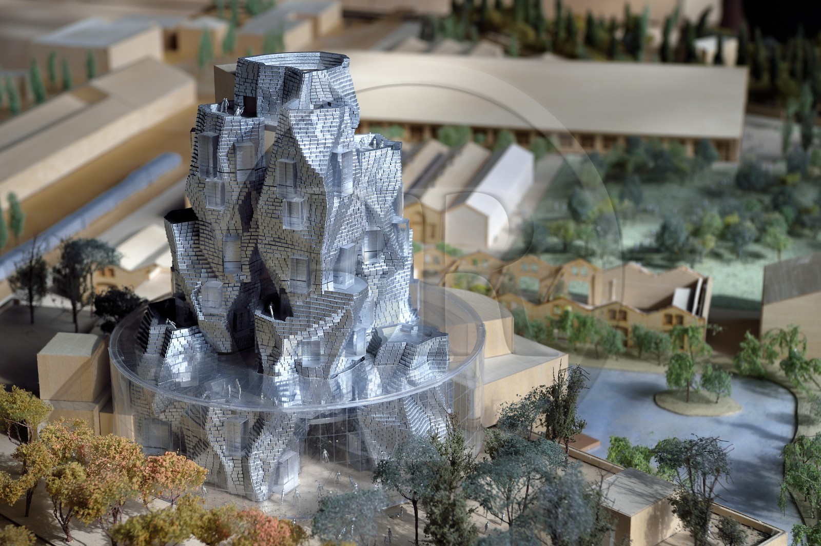 France, Bouches-du-Rhône (13), Arles, LUMA Foundation, complexe culturel expérimental, maquette du nouveau batiment concu par Frank Gehry et friches industrielles rénovées