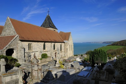 France, Seine-Maritime (76), Pays de Caux, l'église de Varengeville-sur-Mer et son cimetière marin surplombant les falaises de la Côte d'Albatre