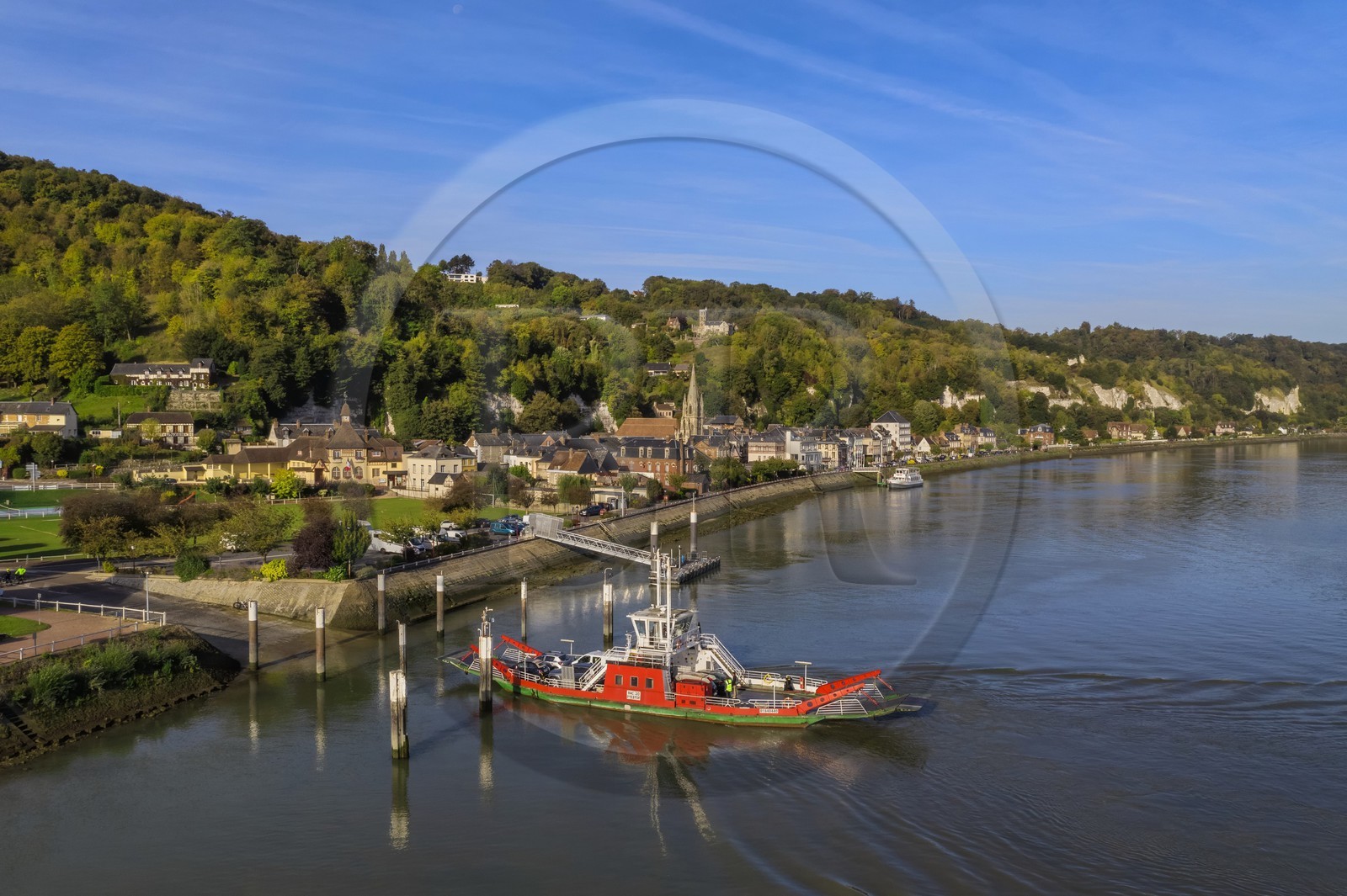 France, Seine-Maritime (76), Parc naturel régional des Boucles de la Seine normande, traversée du bac auto au village de La Bouille (vue aérienne)