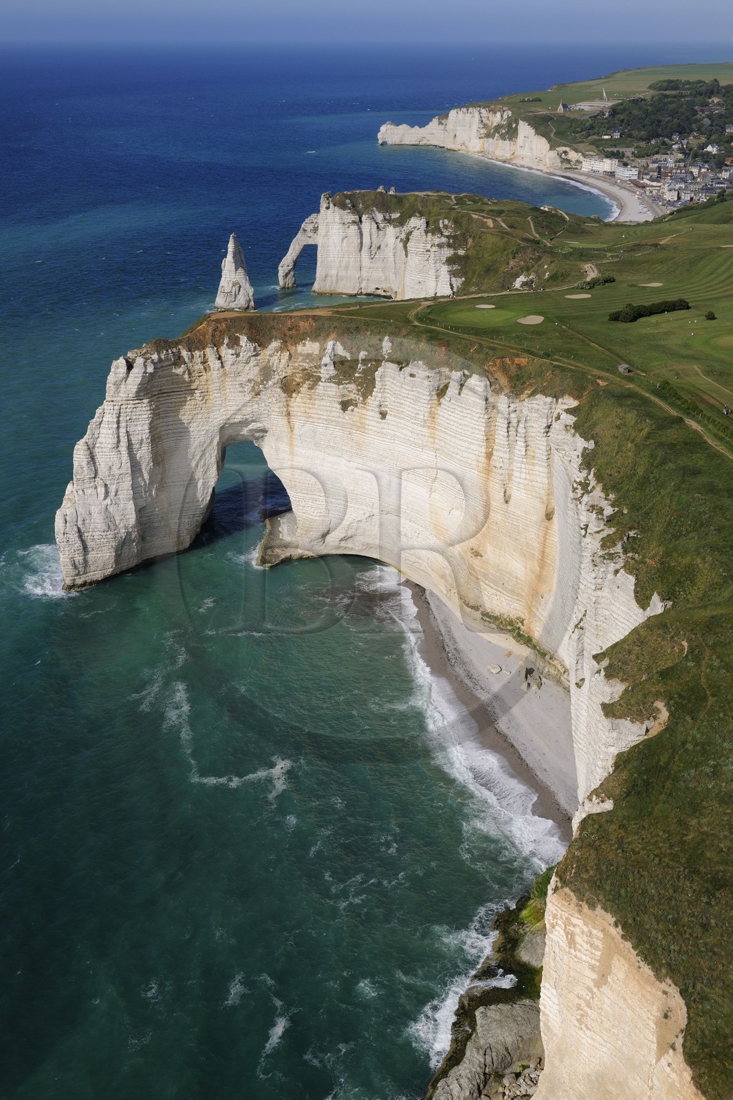 France, Seine-Maritime (76), Pays de Caux, Côte d'Albâtre, Etretat, les falaises d'Aval, l'Aiguille Creuse et le golf (vue aérienne)