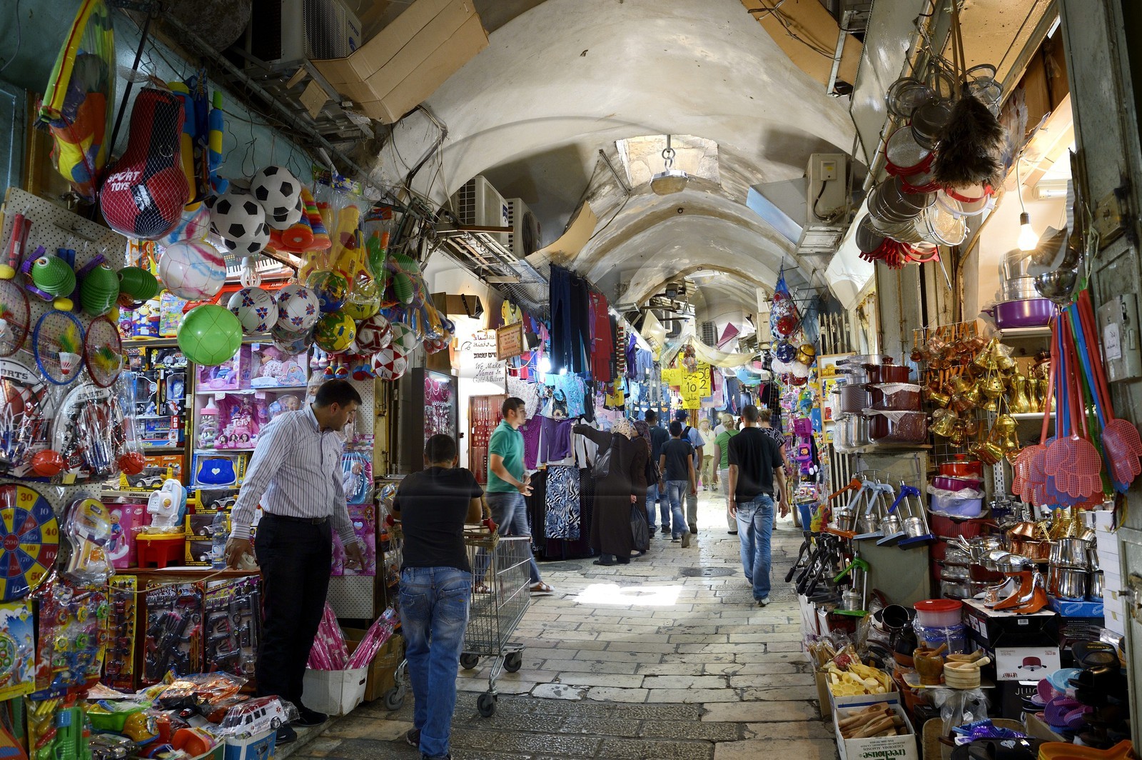 Israel, Jérusalem, ville sainte, vieille-ville classée Patrimoine Mondial de l'UNESCO, la rue du Marché (souk Khan El-Zeit) dans le quartier musulman