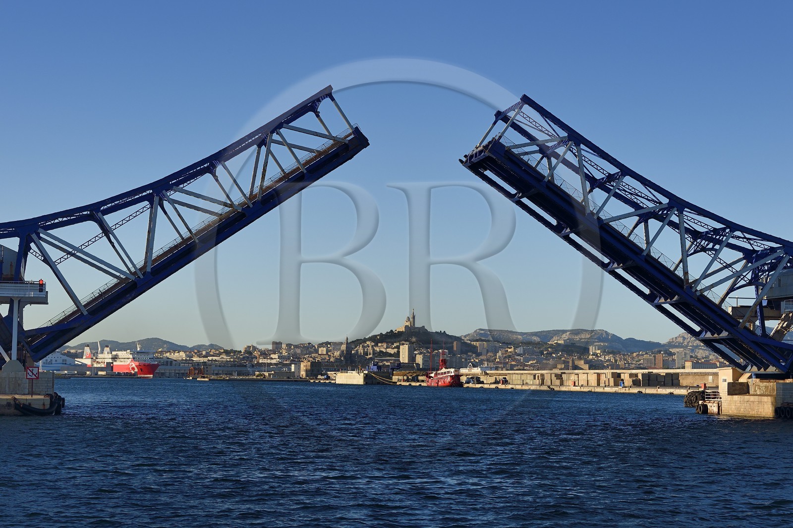 France, Bouches-du-Rhône (13), Marseille, Zone Euroméditerranée, Grand Port Maritime, le pont Pinède (pont mobile basculant) et Notre-Dame de la Garde en arrière plan