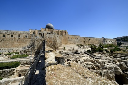 Israel, Jerusalem, holy city, the old town listed as World Heritage by UNESCO, the Temple Mount seen from the Davidson Center, south retaining walls of the Temple built by Herod the Great and the Al-Aqsa mosque