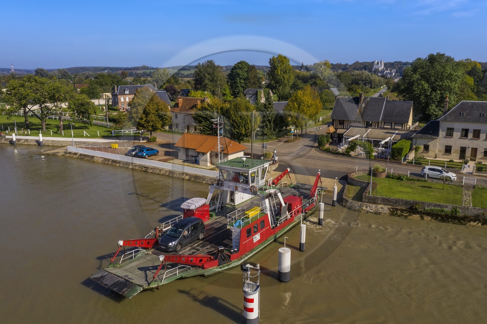 France, Seine-Maritime (76), Pays de Caux, Parc naturel régional des Boucles de la Seine normande, traversée du bac auto sur la Seine à Jumièges dont l'abbaye est en arrière plan