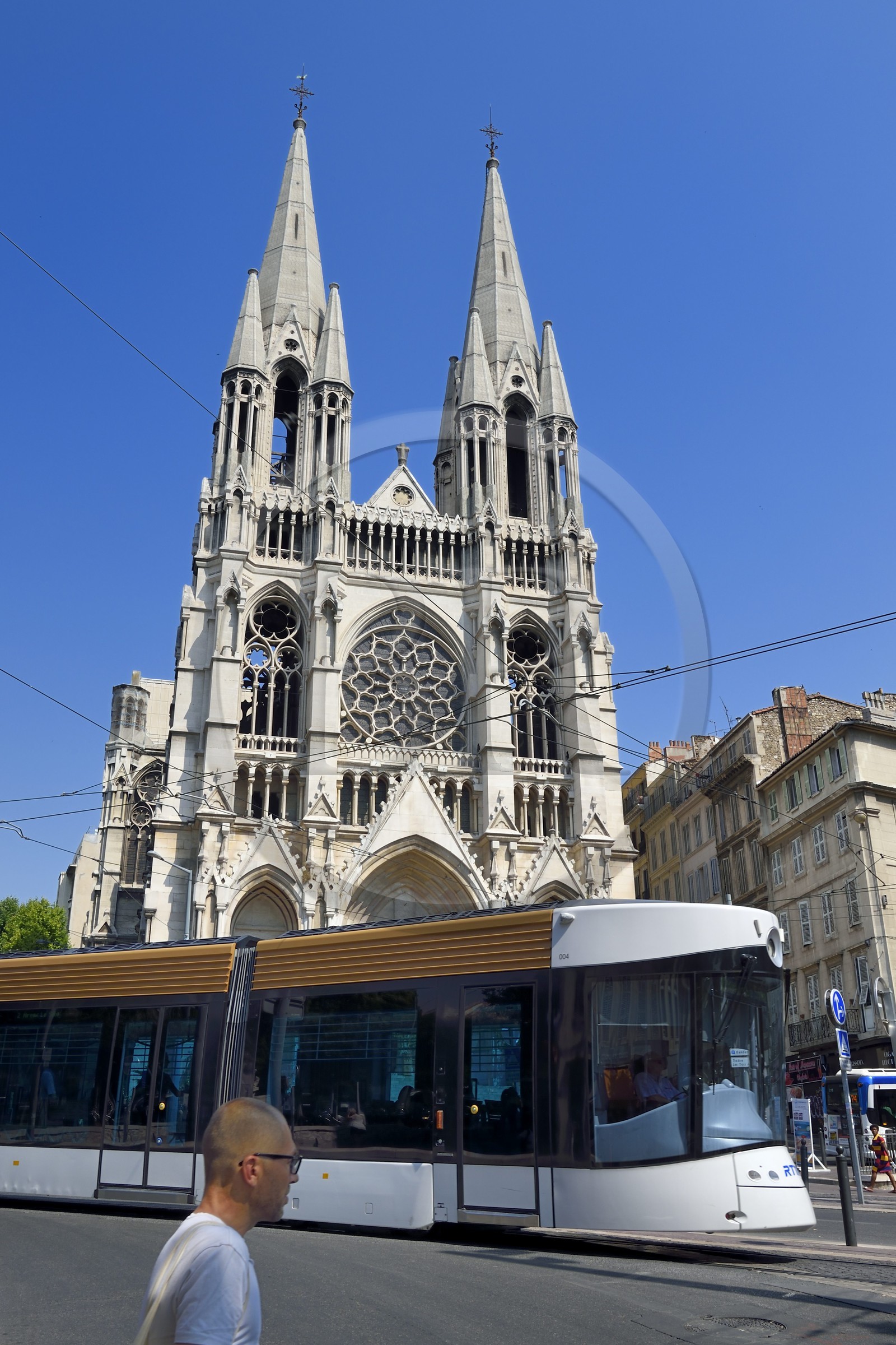 France, Bouches-du-Rhône (13), Marseille, tramway devant l'église des Réformés en haut de la Canebière