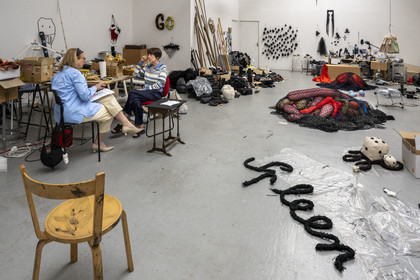 France, Hauts-de-Seine (92), Malakoff, l'artiste Annette Messager dans son atelier, visite d'atelier avec la docteur en Histoire de l'Art et journaliste Caroline Benzaria