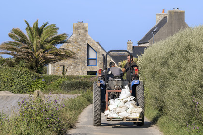 France, Finistère (29), Iles du Ponant, Ile de Batz, le tracteur est le moyen de transport principal de l'ile