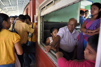 Sri Lanka, Colombo, passengers boarding at Maradana train station