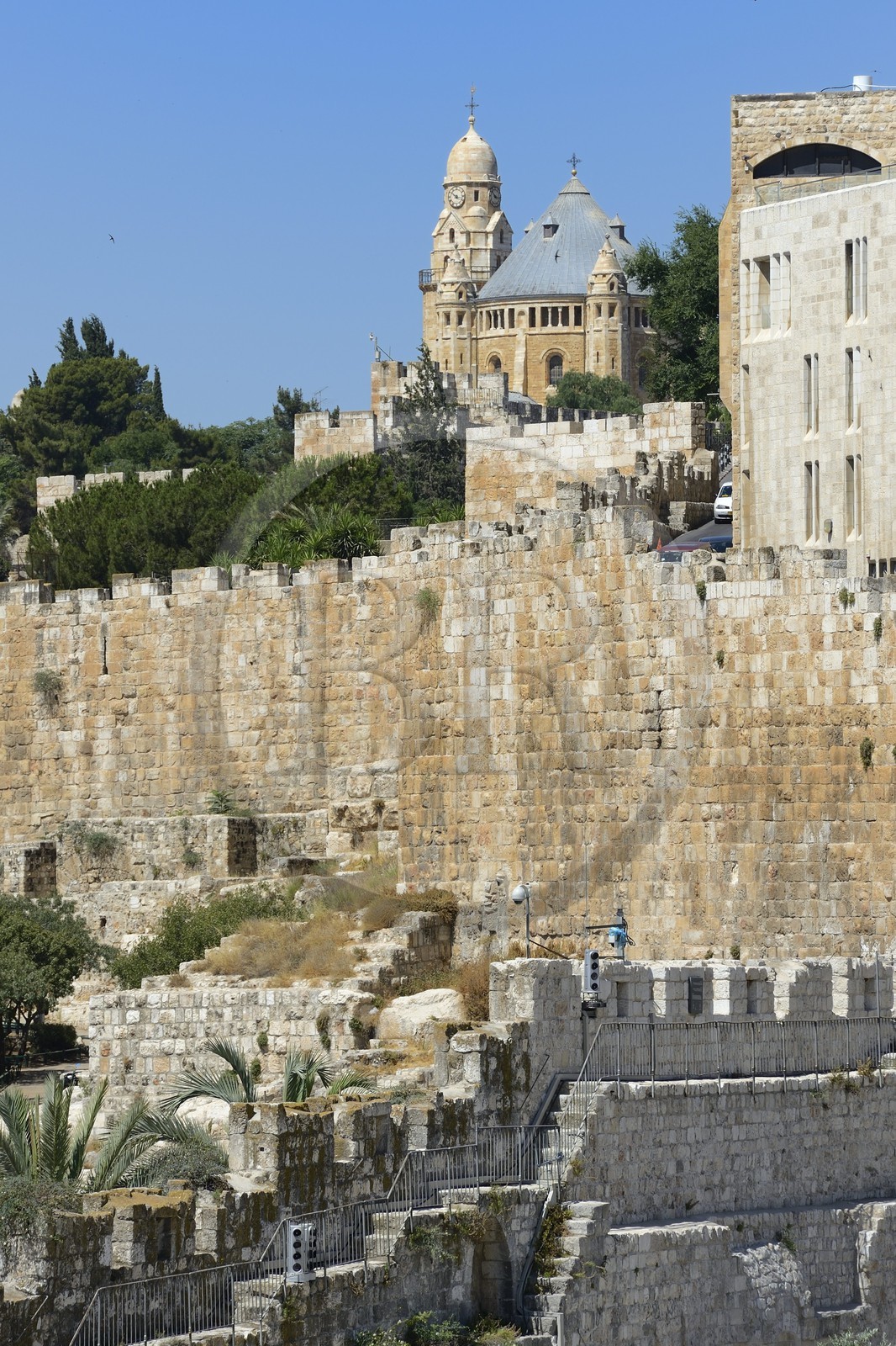 Israel, Jérusalem, ville sainte, vieille-ville classée Patrimoine Mondial de l'UNESCO, les remparts datant du temps de Soliman le Magnifique à la hauteur de la Porte des Immondices et l'église de la Dormition en arrière plan