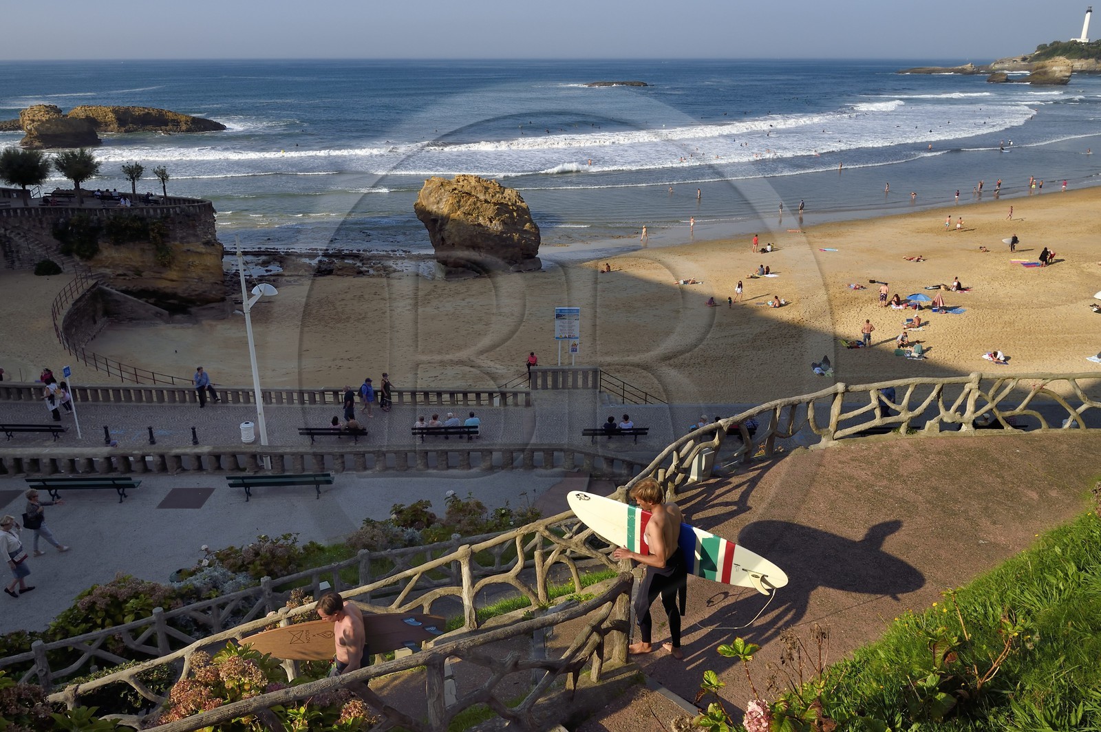 France, Pyrénées-Atlantiques (64), Pays-Basque, Biarritz, surfers descendant à la Grande Plage