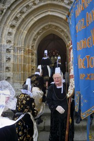 France, Finistère (29), Locronan, labellisé Les Plus Beaux Villages de France, sortie en costume traditionnel de la chapelle du Péniti adjacente à l'église Saint Ronan pour le départ de la procession de la Troménie