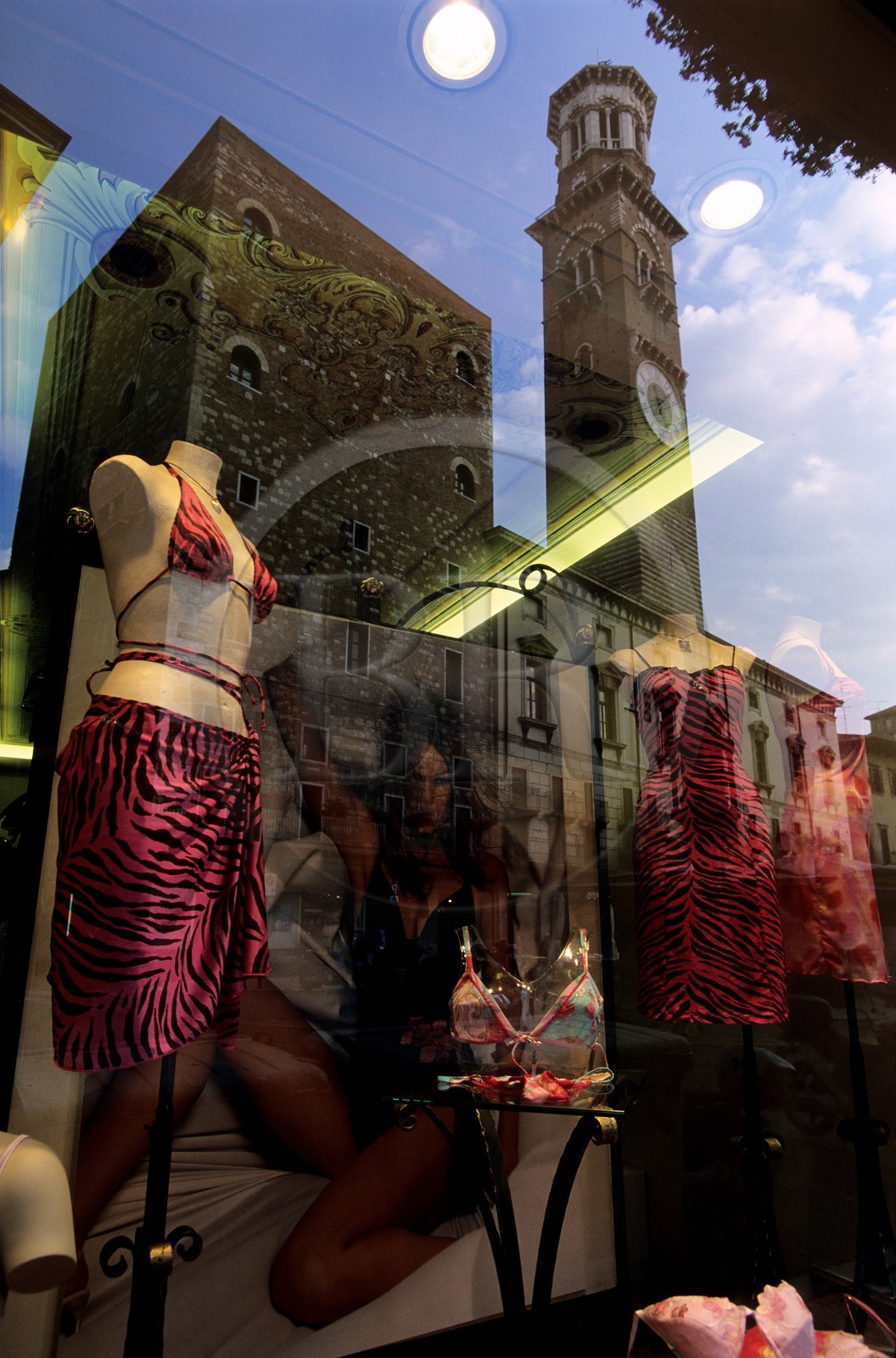 Italie, Vénétie, Vérone, Piazza Erbe, tour des Lamberti se réfléchissant dans une boutique de mode