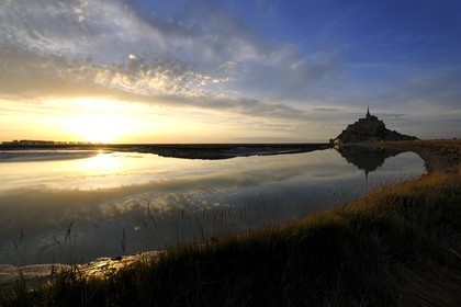 France, Manche (50), Mont-Saint-Michel, classé Patrimoine Mondial de l'UNESCO, et le Couesnon