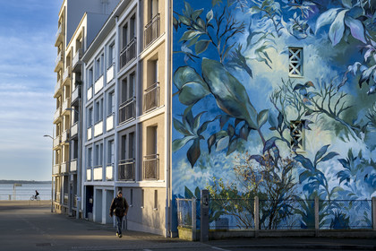 France, Loire-Atlantique (44), Saint-Nazaire, peinture murale appelée Rêverie Détrempée réalisée par l’artiste Makiko Furuichi sur l'avenue Léon Blum meant à la mer