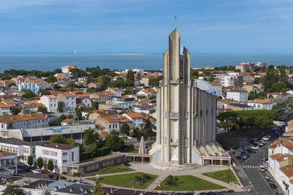 France, Charente-Maritime (17), Royan, église Notre-Dame de Royan construite de 1955 à 1958 par l'architecte Guillaume Gillet (Grand Prix de Rome) (vue aérienne)
