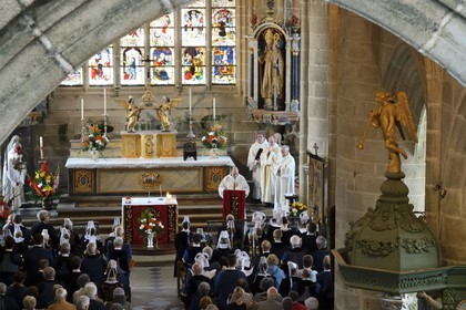 France, Finistere, Locronan, labelled Les plus Beaux Villages de France (The Most Beautiful Villages of France), Saint Ronan church, religious ceremony that precedes the procession of the Tromenie