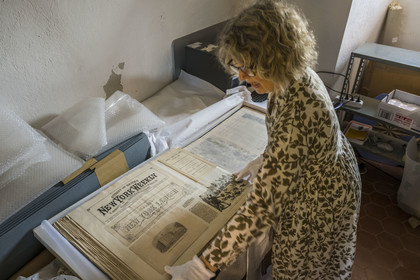 Italie, Ligurie, Gênes, Castello d'Albertis Museo delle Culture del Mondo, la conservatrice du musée Maria Camilla De Palma nous présente des archives de Enrico Alberto D'Albertis, explorateur, navigateur et écrivain voyageur génois (1846-1932)