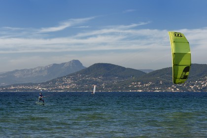 France, Var (83), Hyères, Presqu'Ile de Giens, plage de l'Almanarre, Ariane Imbert en kitefoil, triple championne de France de Kitesurf et vice-championne du monde de Race 2014