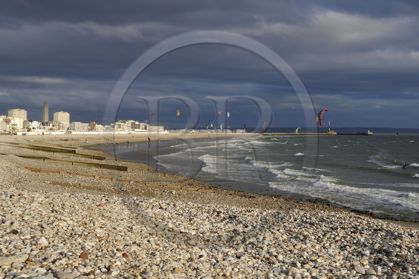France, Seine-Maritime (76), Le Havre, kitesurfing sur la grande plage