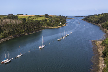 France, Finistère (29), Pays des Abers, Aber Wrac'h, Plouguerneau, mouillage de voiliers près de la cale de Paluden (vue aérienne)