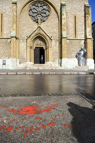 Bosnie-Herzégovine, Sarajevo, cathédrale catholique du Cœur du Jésus (Katedrala Srca Isusova), la Rose de Sarajevo est une cicatrice de béton causée par l'explosion d'un obus de mortier mortel qui a été plus tard rempli de résine rouge
