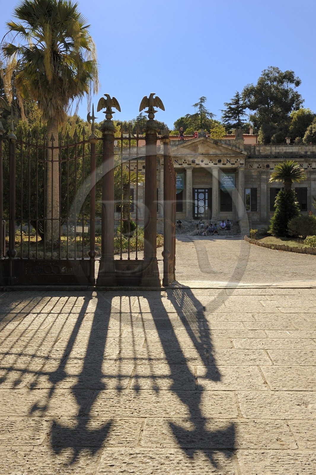 Italie, Toscane, l’Ile d’Elbe, San Martino, aigle imperial en haut des grilles de la Villa Napoleonica achetée par Napoléon 1er lors de son exile Italie, Toscane, l’Ile d’Elbe, San Martino, aigle imperial en haut des grilles de la Villa Napoleonica achetée par Napoléon 1er lors de son exile