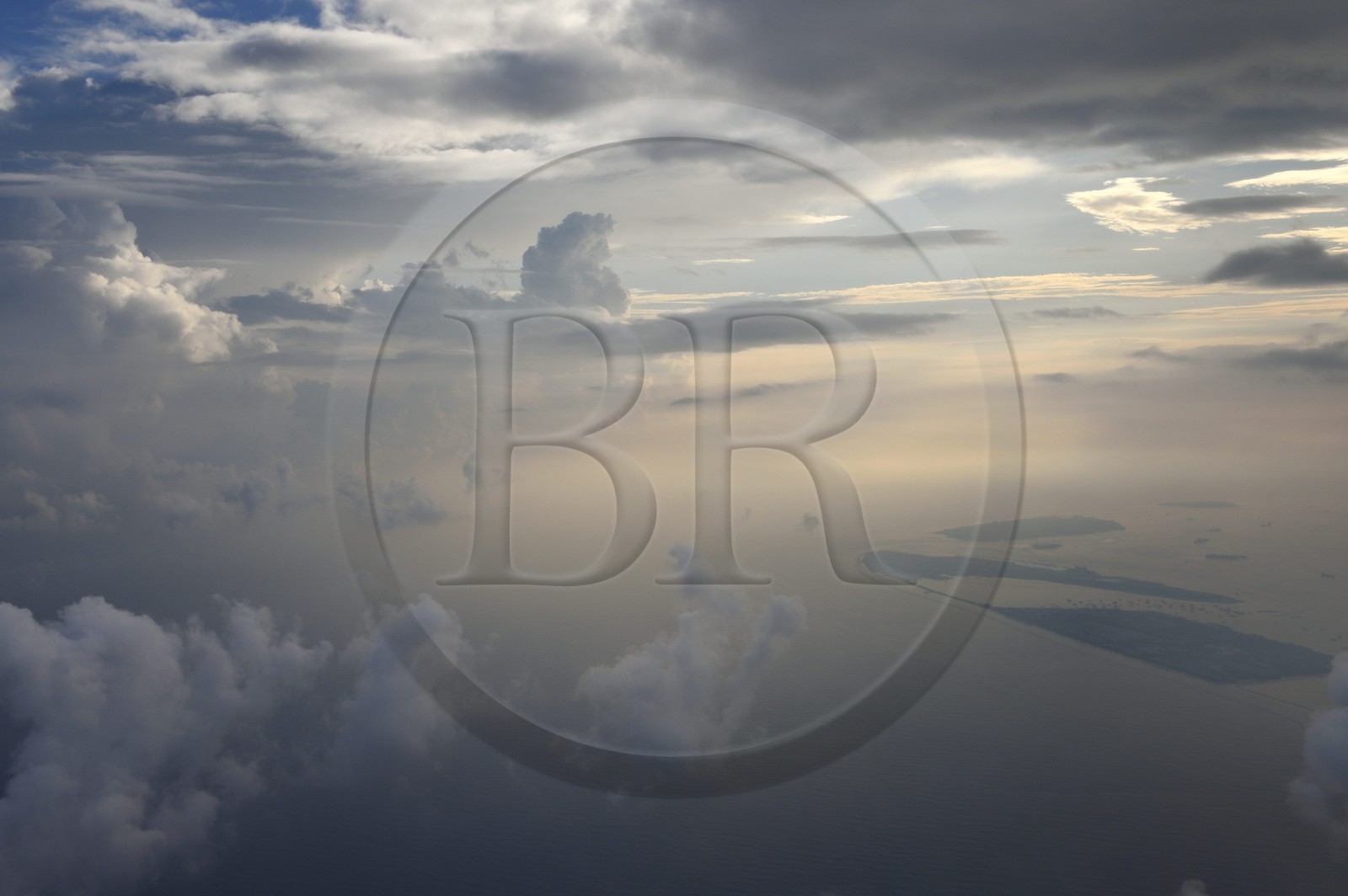Maldives, ciel d'orage (vue aérienne)