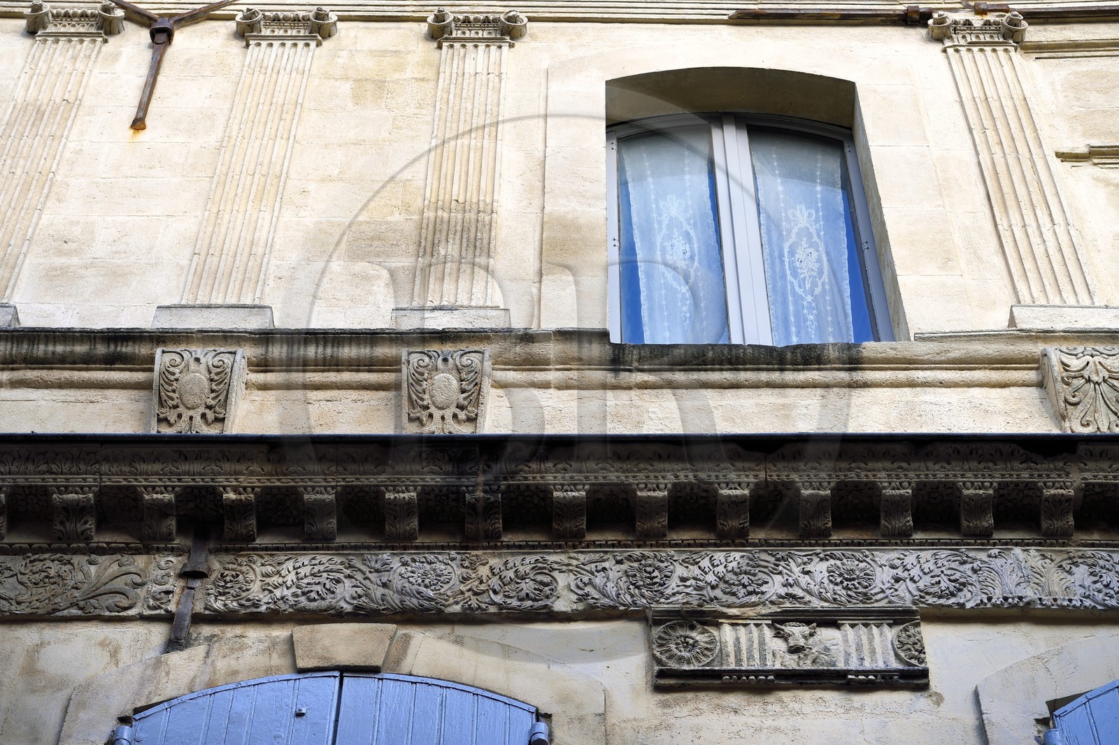 France, Bouches-du-Rhône (13), Arles, l’hotel particulier de Donine, une double frise sculptée rappelle le décor extérieur de l'enceinte du théatre romain voisin