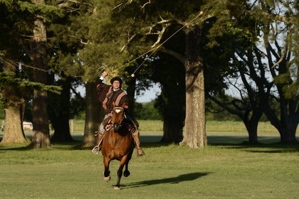 Argentine, province de Buenos Aires, San Antonio de Areco, estancia La Bamba de Areco, gaucho faisant une démonstration de l'usage des bolas (ou boleadoras) destinées à capturer les animaux en entravant leurs pattes