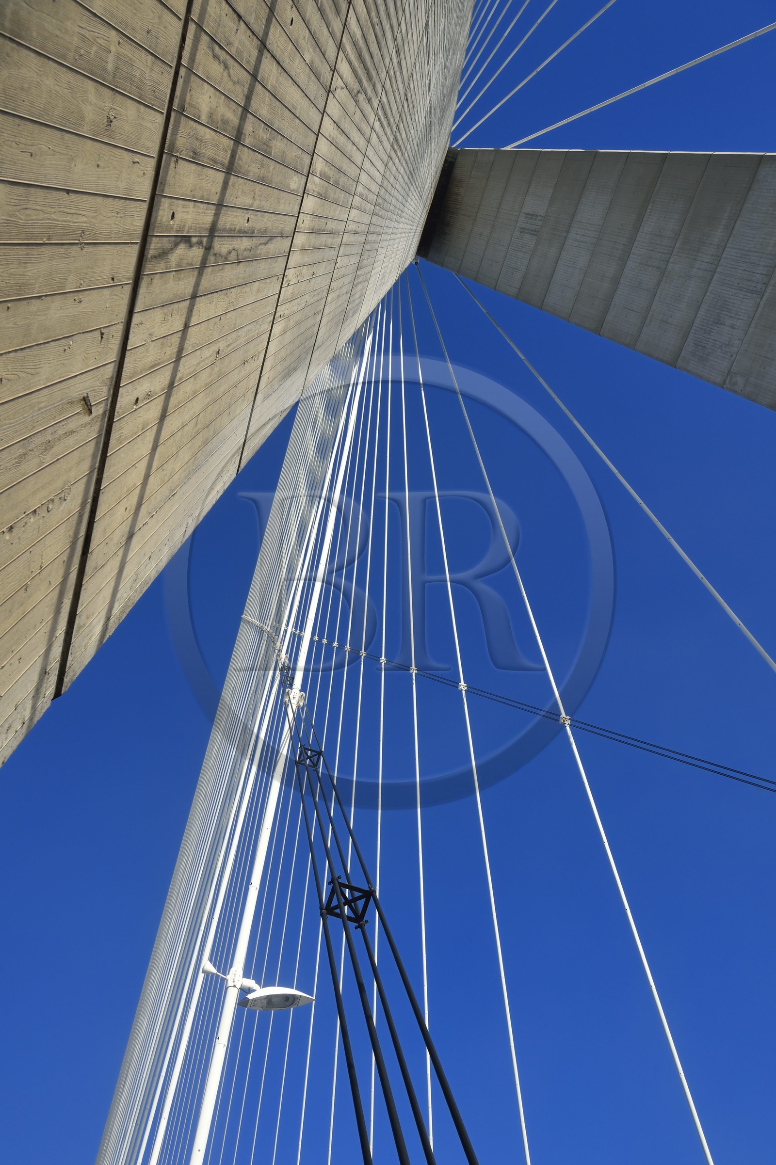 France, entre Calvados (14) et Seine-Maritime (76), le Pont de Normandie enjambe la Seine