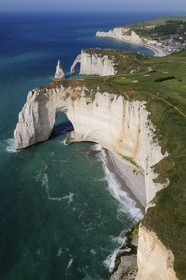 France, Seine-Maritime (76), Pays de Caux, Côte d'Albâtre, Etretat, les falaises d'Aval, l'Aiguille Creuse et le golf (vue aérienne)