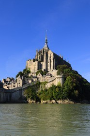 France, Manche (50), Mont-Saint-Michel côté Est à marée haute, classé Patrimoine Mondial de l'UNESCO