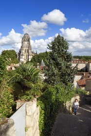 France, Charente-Maritime, Saintonge, Saintes, the Alley of the Hospice in the old town and Saint-Pierre cathedral on the right
