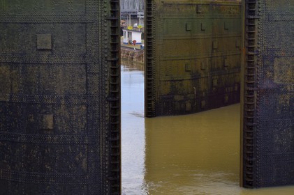 Panama, Panama Canal, Miraflores locks, the lock gates at both ends of the upper chamber are doubled for safety