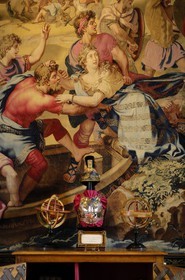 France, Loir et Cher, Chateau de Cheverny, armoury