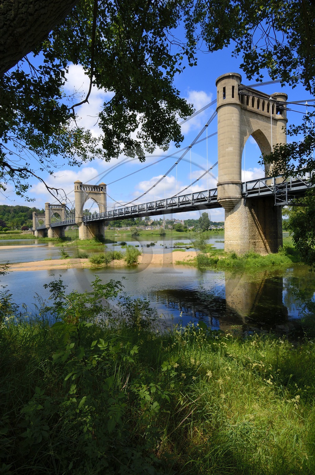 France, Indre et Loire (37), Vallée de la Loire classée Patrimoine Mondial de l' UNESCO, Langeais, le pont suspendu sur la Loire