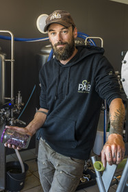 France, Finistère (29), Iles du Ponant, Ile de Batz, microbrasserie Penn ar Batz (PAB), le brasseur Anthony Grall