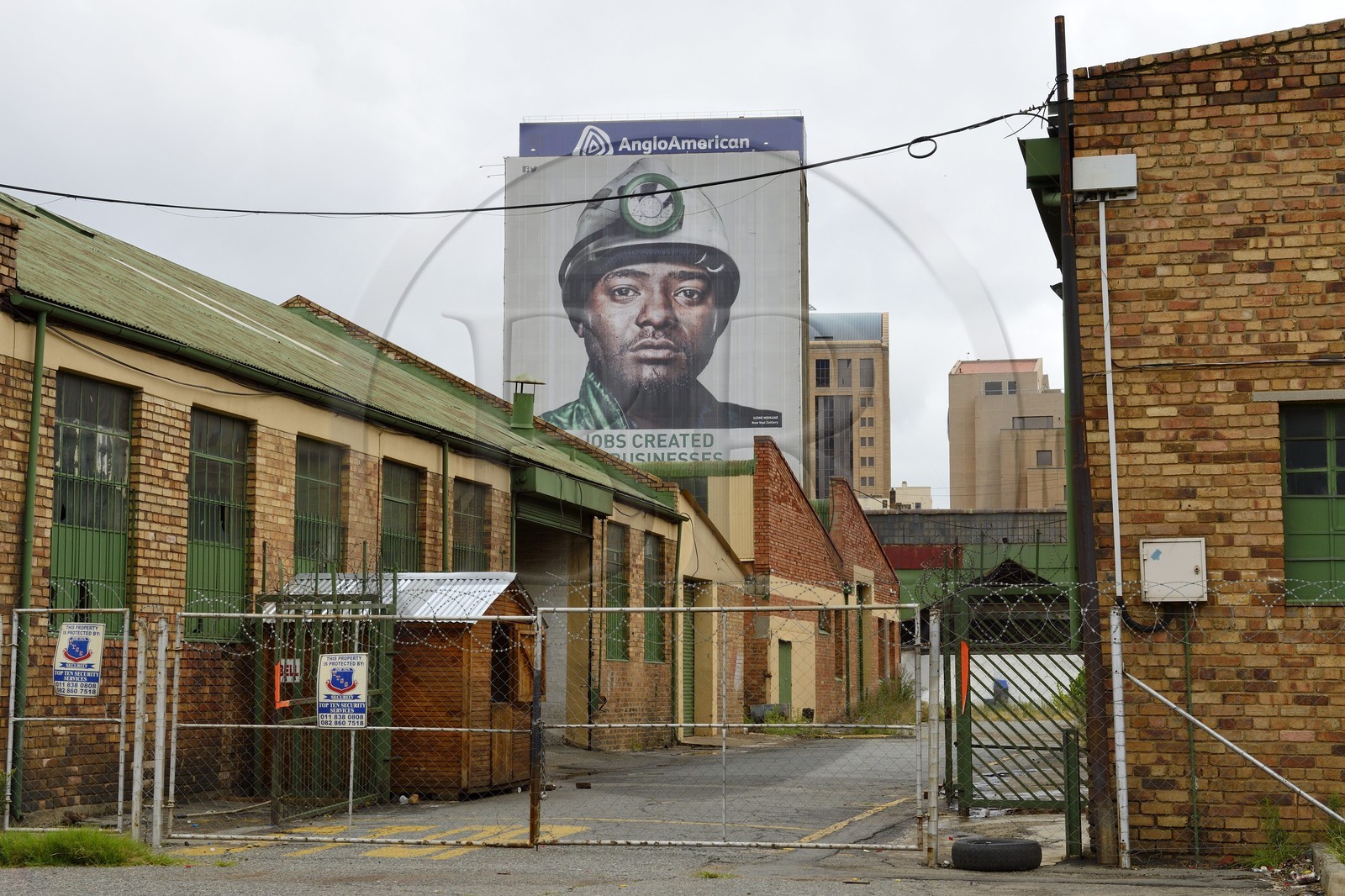 Afrique du Sud, province de Gauteng, Johannesburg, Ferreirasdorp  dans le quartier de Westgate, affiche représentant un mineur