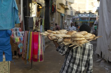 Egypte, Haute Egypte, Nubie, vallée du Nil, Assouan, le souk, pain
