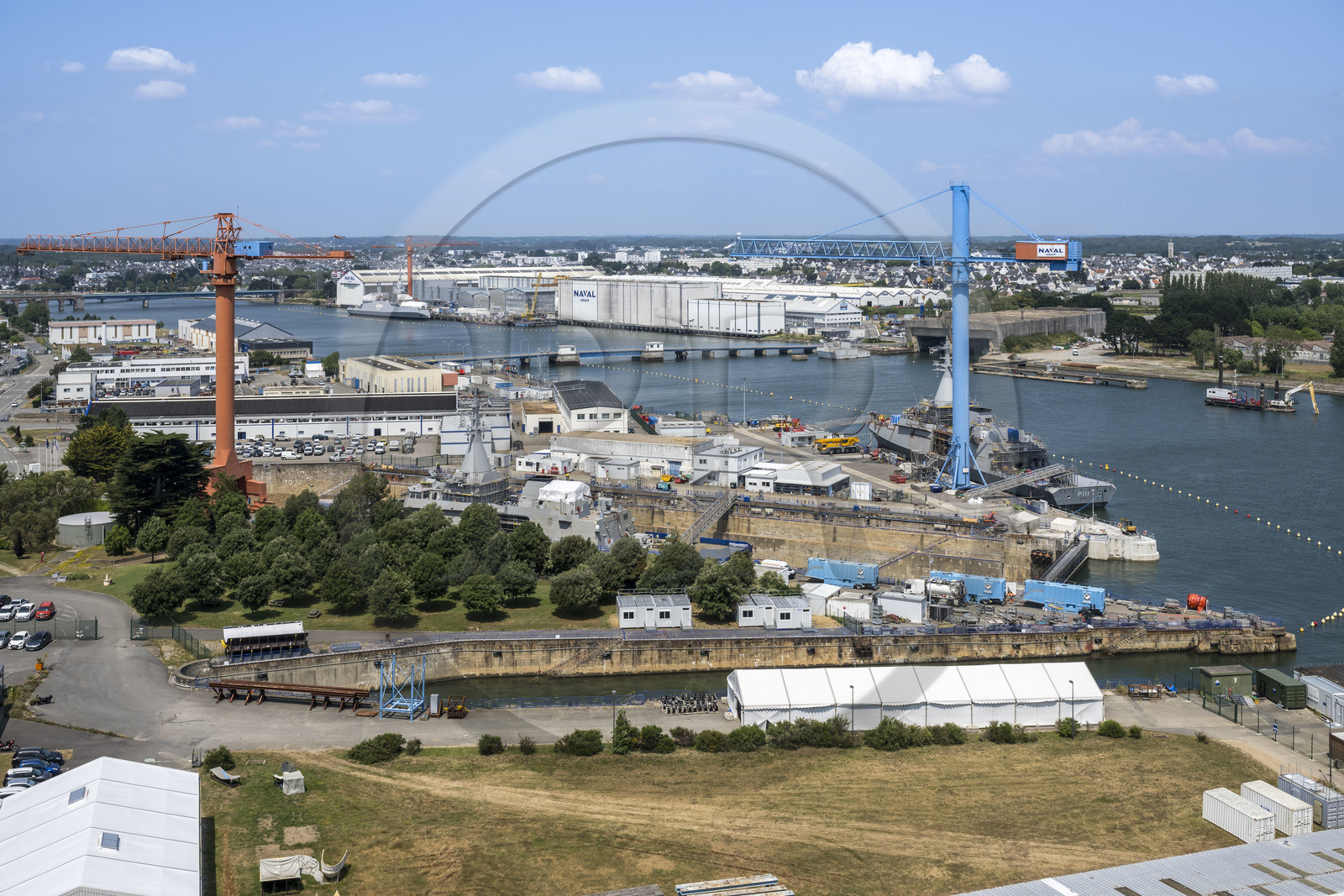 France, Morbihan (56), Lorient, chantier navale de Naval Group, bassin et radoub en bordure du fleuve Scorff