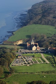 France, Seine-Maritime (76), Pays de Caux, l'église de Varengeville-sur-Mer et son cimetière marin surplombant les falaises de la Côte d'Albatre (vue aérienne)