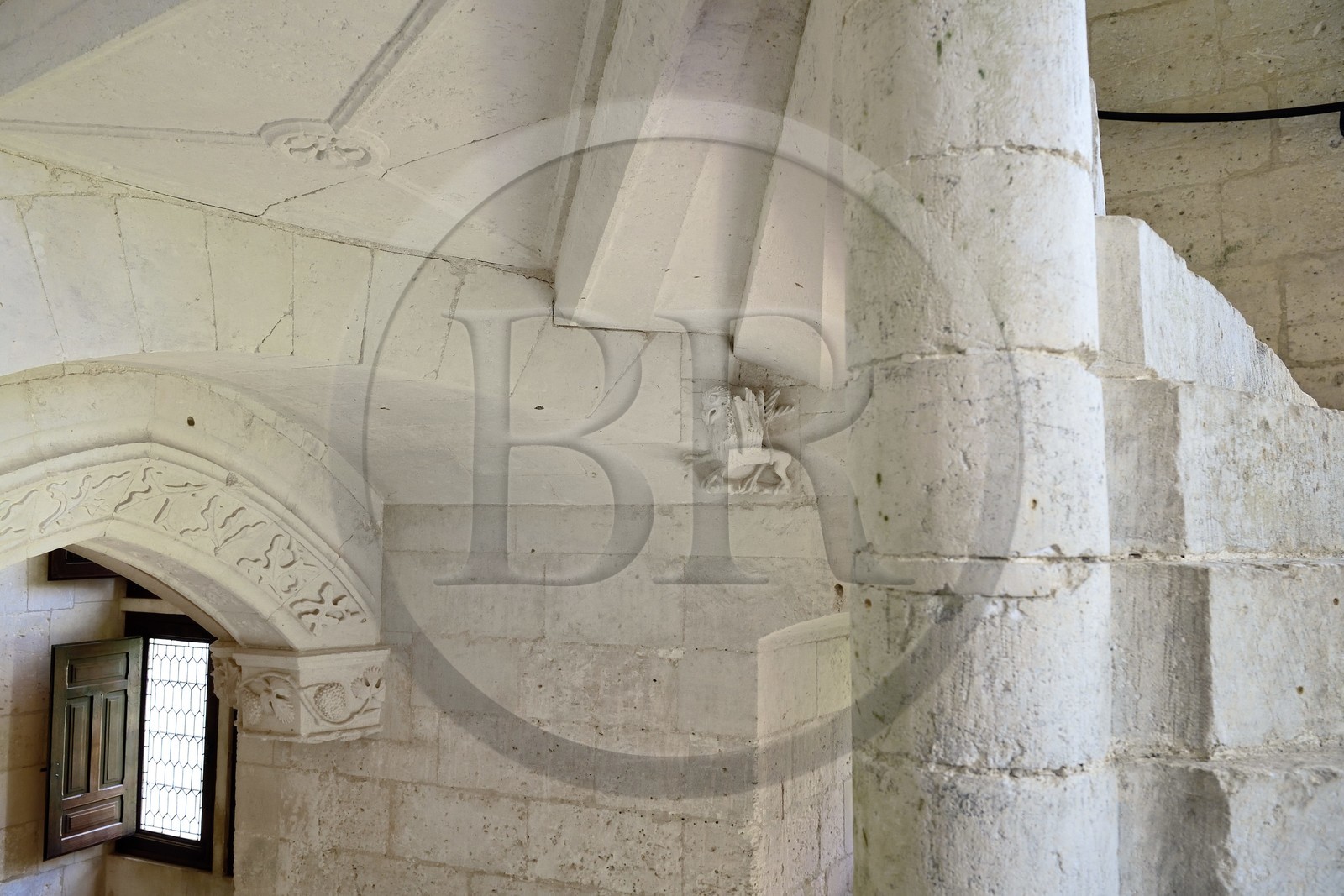 France, Dordogne (24), Périgord Vert, Villars, château de Puyguilhem, pavillon Barlong,  griffon sous le grand escalier en vis