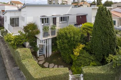 France, Charente-Maritime (17), Royan, villa Mbi ye no (1952) Boulevard Louis Lair des architectes Jean Bauhain, Marc Hébrard et René Baraton (vue aérienne)