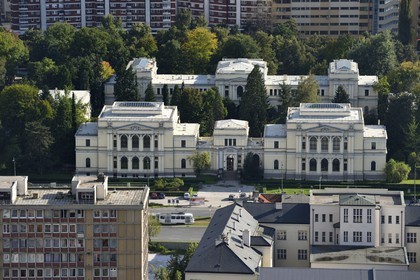 Bosnie-Herzégovine, Sarajevo, le Musée national de Bosnie-Herzégovine sur la Sniper Alley qui désignait l'avenue principale de Sarajevo lors du siège de Sarajevo par l'Armée de la république serbe de Bosnie