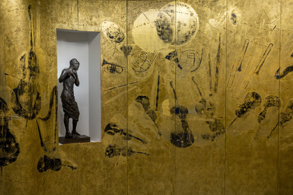 France, Loire-Atlantique (44), Saint-Nazaire, l'Escal'Atlantic dans l'ancienne base sous-marine allemande fait revivre le monde des transatlantiques, ensemble de huit panneaux Orchestre Symphonique du laqueur Pierre Bobot dans le salon de musique 1re classe du paquebot France